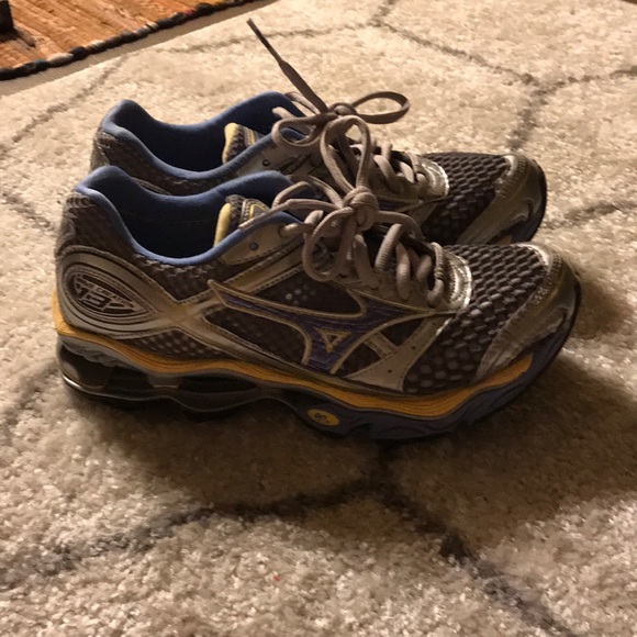 Mizuno Women’s Running Shoes - Picture 2 of 6